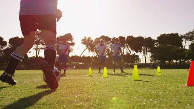 女子足球运动员在4k足球场上接受激流回旋训练