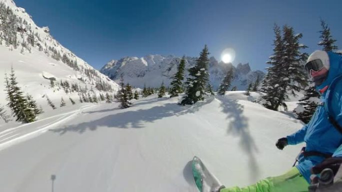 自拍照: 凉爽的滑雪者花花公子在heliboarding trip中切碎新鲜的粉末。