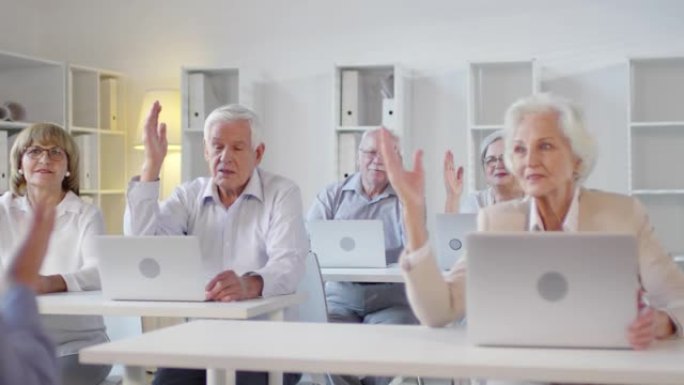 老年人在计算机技能课上举手