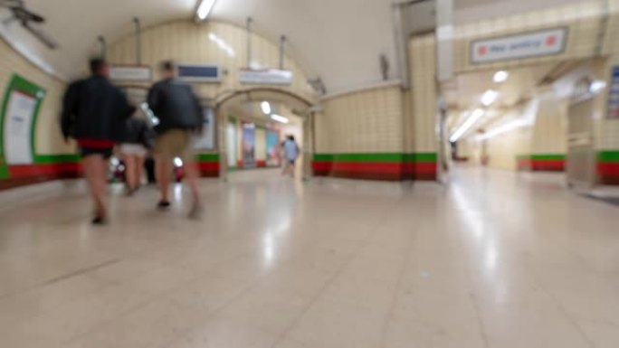 英国伦敦地铁站售票厅行人通勤人群背景模糊