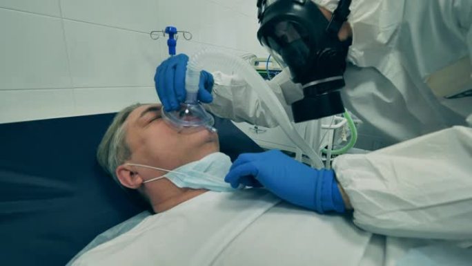 护理人员正在给一名老年患者戴上氧气面罩。冠状病毒大流行，2019-ncov，冠状病毒的概念。
