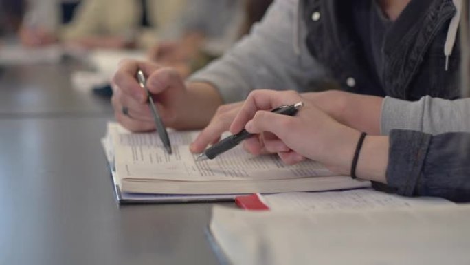 学生看书的特写大学生上课问题讨论学术