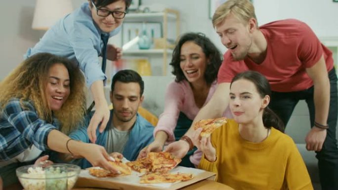 在家里，不同的小组朋友一起看电视，他们分享巨大的比萨饼，吃美味的馅饼。男孩和女孩一起看喜剧情景喜剧或
