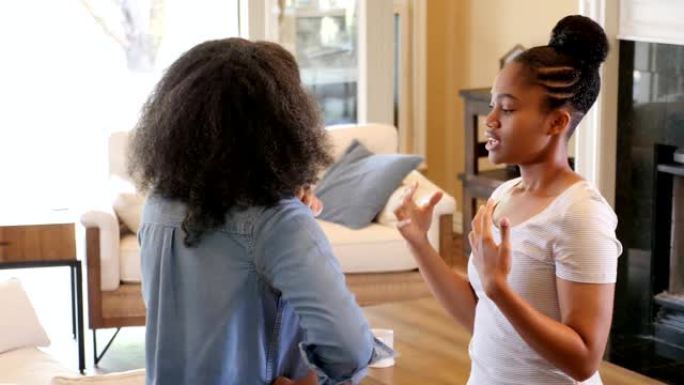 年轻的非洲裔美国妇女与妈妈讨论自己的生活