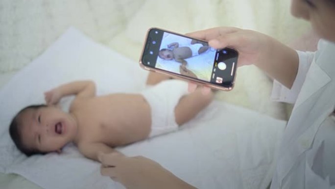 妈妈给男婴拍照给男婴拍照