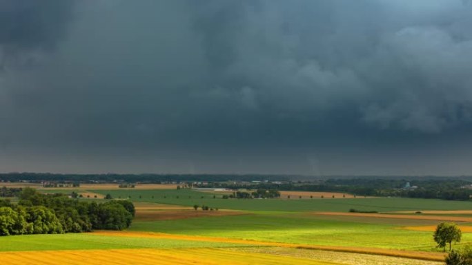 T/L暴风雨的乌云流过乡村的田野