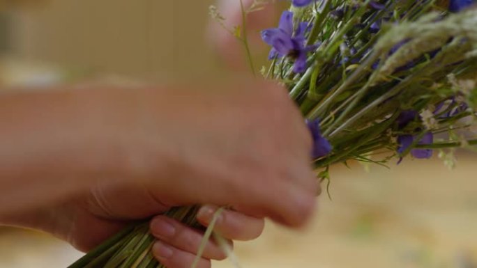 花商捆绑精致的野花花束