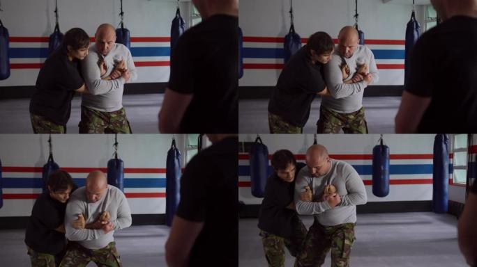 高加索人从健身房的教练那里学习武术