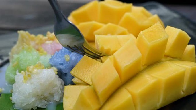 吃芒果糯米，泰国食物。