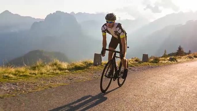 专业公路自行车手在山上上坡骑自行车