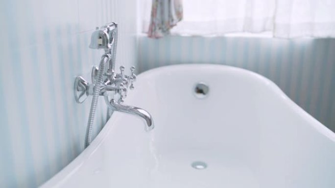 英国风格浴缸淋浴中的水开口