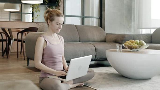 女人在客厅使用笔记本电脑
