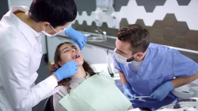 牙医和牙科助理检查病人
