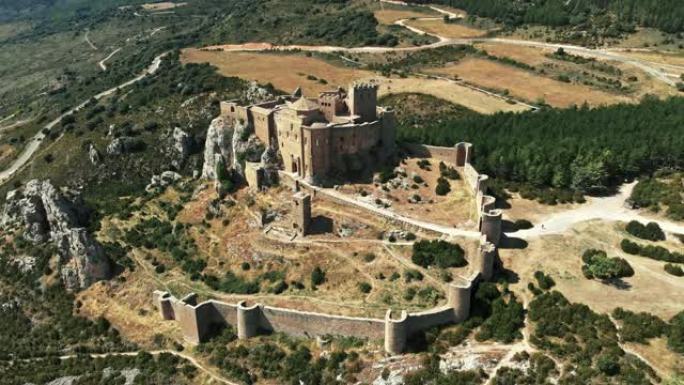 在晴朗的晴天，在西班牙阿拉贡的Loarre城堡周围飞行。这是