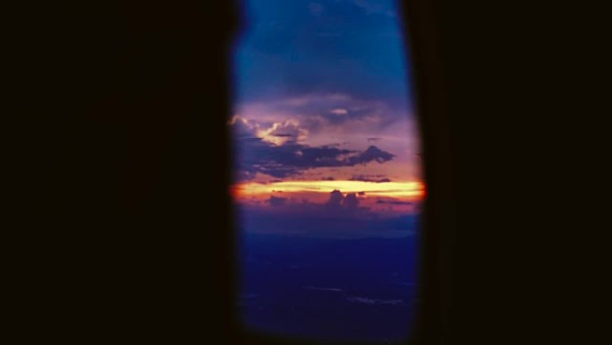 早晨日出穿过窗户的飞机机翼
