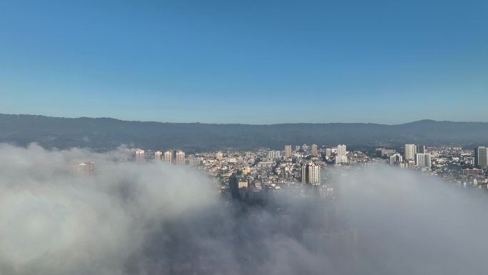 穿过平流雾航拍瑞丽市