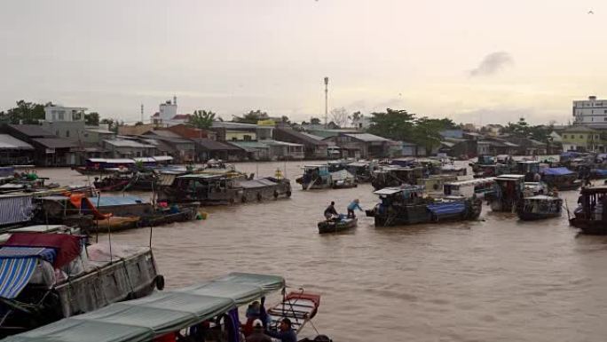 4k镜头传统市场上的人和货船的场景，在越南湄公河三角洲的芹t省蔡朗港口浮动市场下雨，运输和商品概念