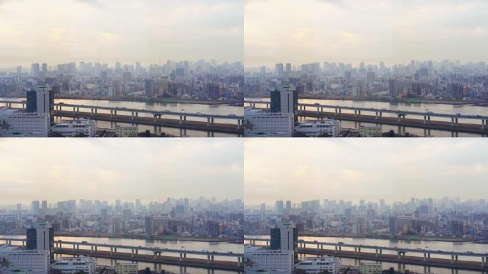 东京铁塔的4k镜头场景与各种建筑的城市景观和交通道路交叉口在日本东京日落时间高峰时间，旅行和交通概念