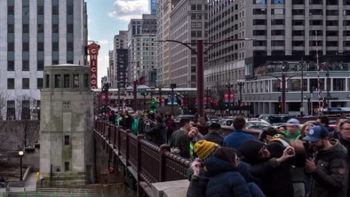 延时: 美国伊利诺伊州圣帕特里克节上芝加哥市中心的游客行人过桥