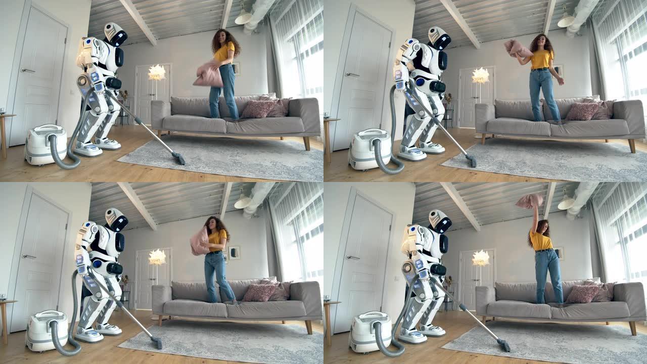 一位女士正在玩枕头，而一个机器人正在打扫