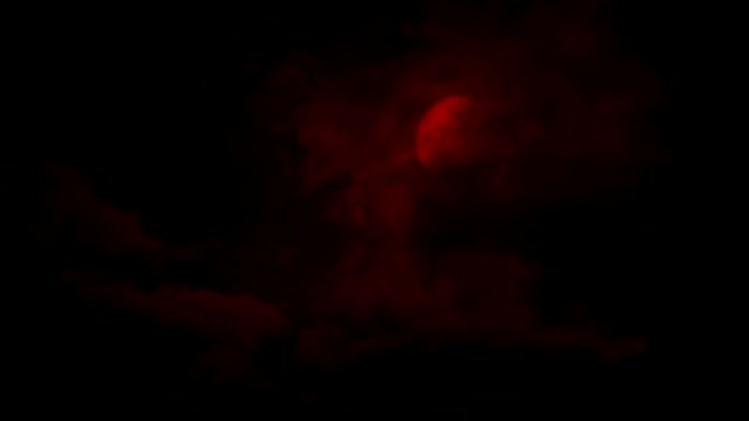 可怕的红色月亮从云层后面出来