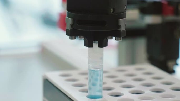 在未来主义的实验室中，一位科学家用移液器分析有色液体以提取试管中的DNA和分子