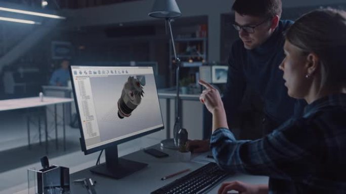 工程师在台式计算机上工作，屏幕显示带有3D引擎原型的cad软件。深夜在工程设施，蓝图和墙壁图纸中工作