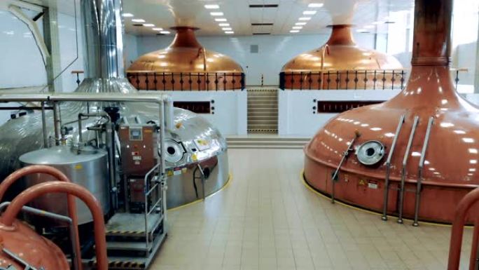 现代设备在酿造厂工作，用容器制造啤酒。