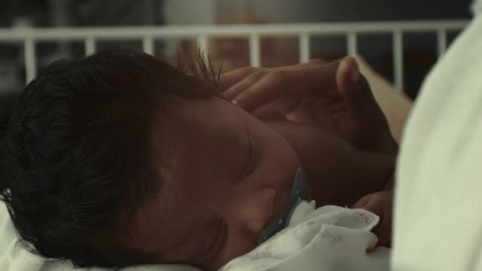 婴儿睡觉的特写新生婴儿患病婴儿