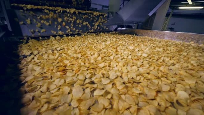 食品厂设备移动油炸薯片，慢动作。