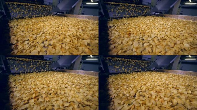 食品厂设备移动油炸薯片，慢动作。