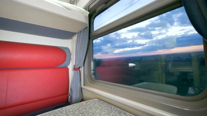 旅客列车上有一扇大窗户的空车厢。暑期旅行概念。