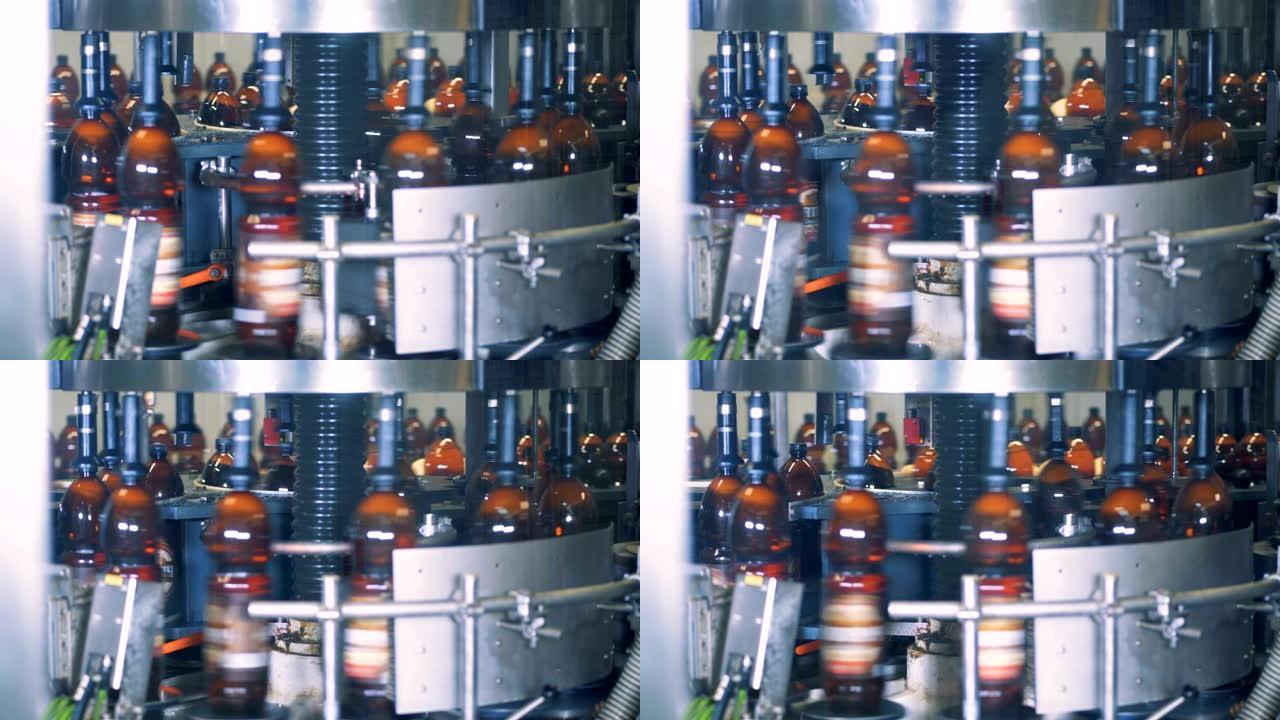 装满啤酒的瓶子在工厂机器中旋转