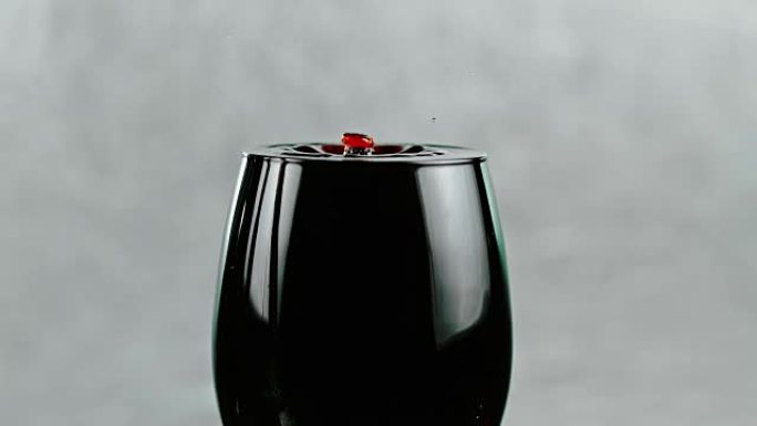 SLO MO滴红酒溅入玻璃杯