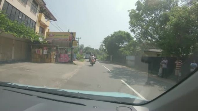 MS汽车沿着斯里兰卡的阳光路行驶