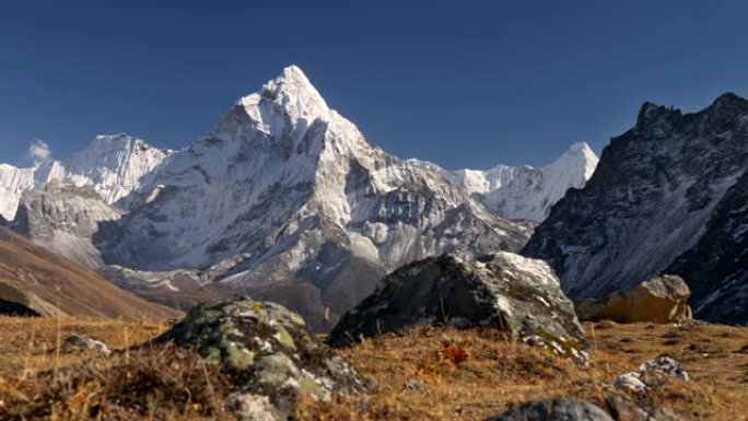 尼泊尔阿马达布兰山。喜马拉雅的雪峰。徒步前往珠穆朗玛峰大本营。Steadicam镜头，4K