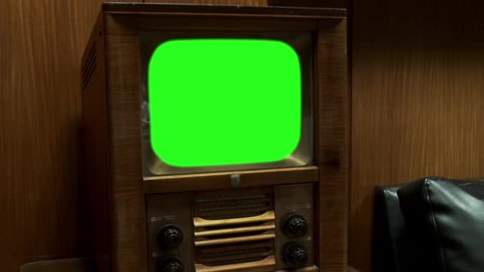 带绿屏的50年代旧电视。快速放大。