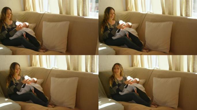 母亲在4k的客厅里给男婴喂奶