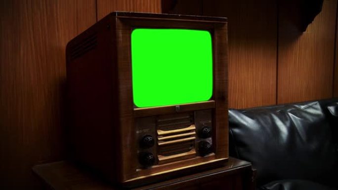 带绿屏的50年代旧电视。红色调。放大。