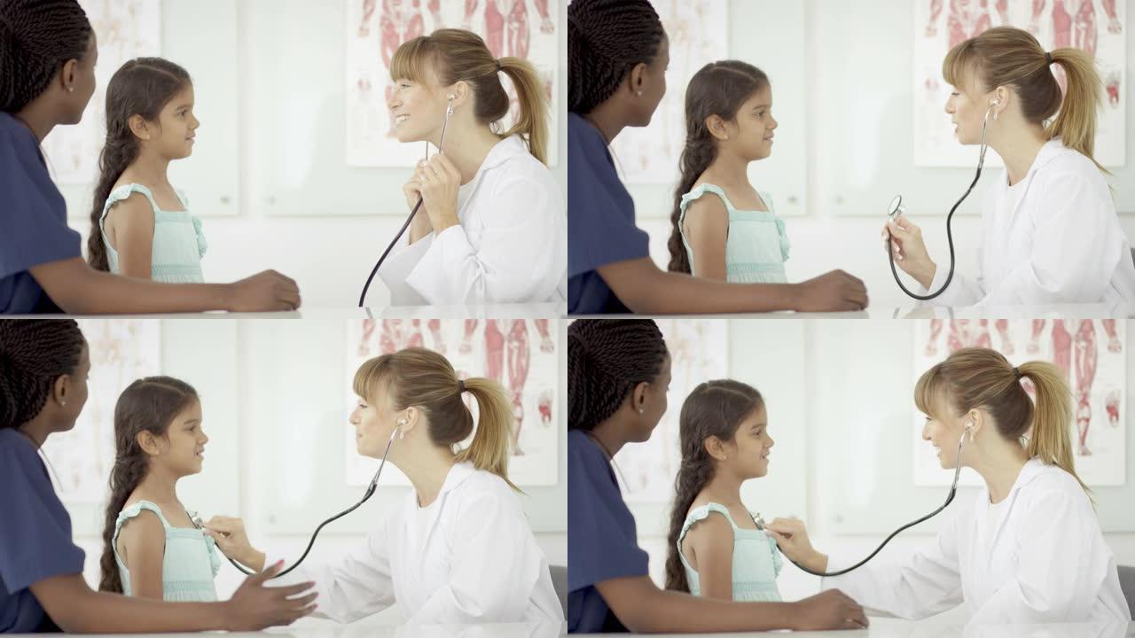 女性儿科医生与病人