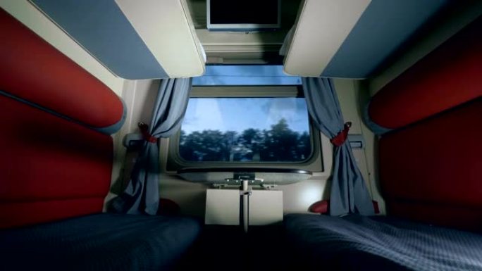 火车轿跑车上的两个座位和一张桌子。乘火车旅行的概念。