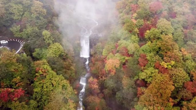 日本日光的秋天瀑布的空中拍摄，森林变色