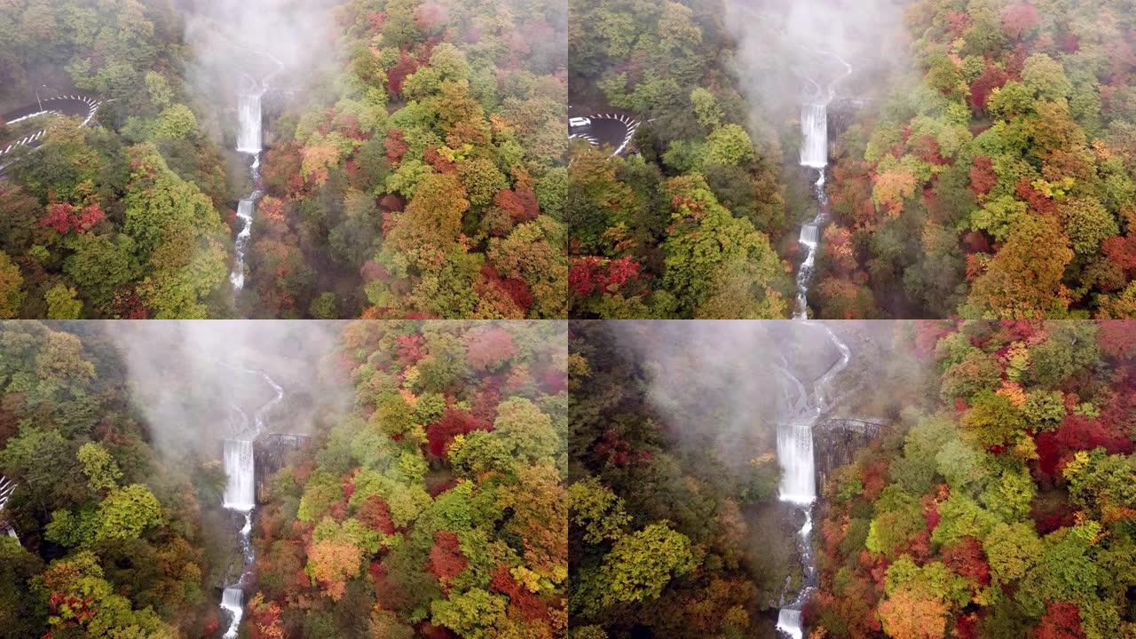 日本日光的秋天瀑布的空中拍摄，森林变色