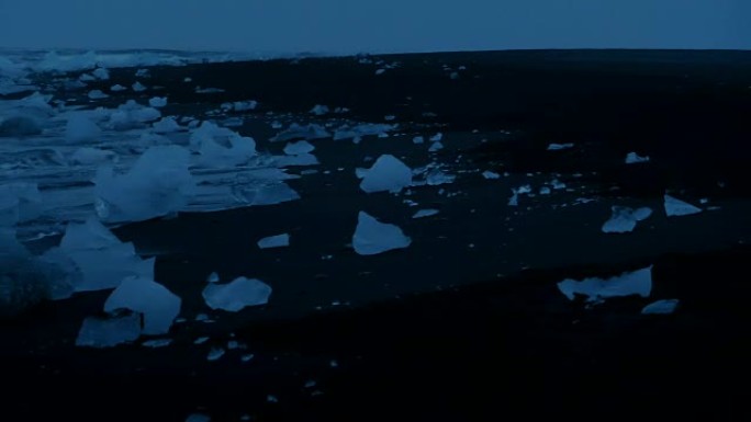 钻石海滩。漂浮在海上的冰川