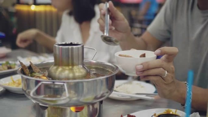 亚洲夫妇在餐厅餐桌上吃泰国菜