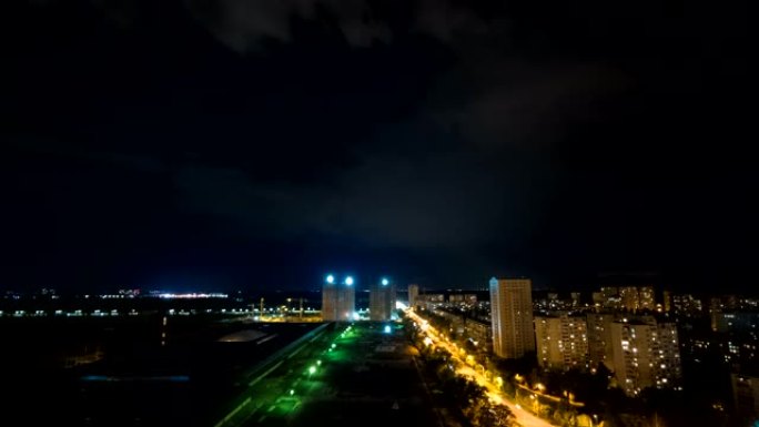 夜城上空的闪电。时间流逝