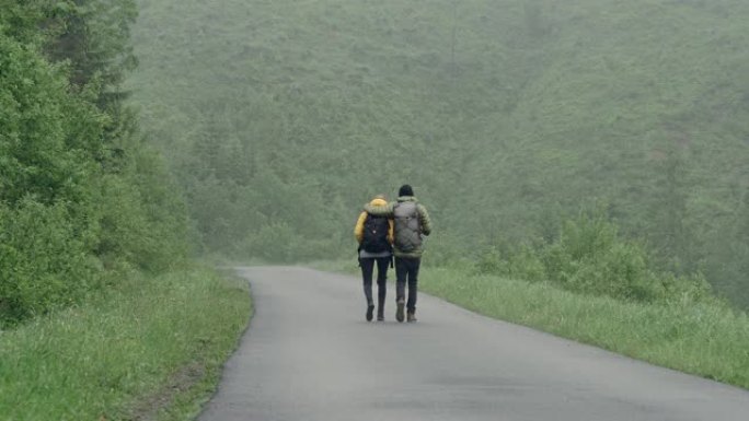 年轻夫妇的山地冒险。雾天