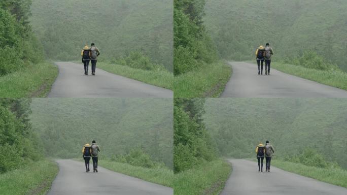年轻夫妇的山地冒险。雾天