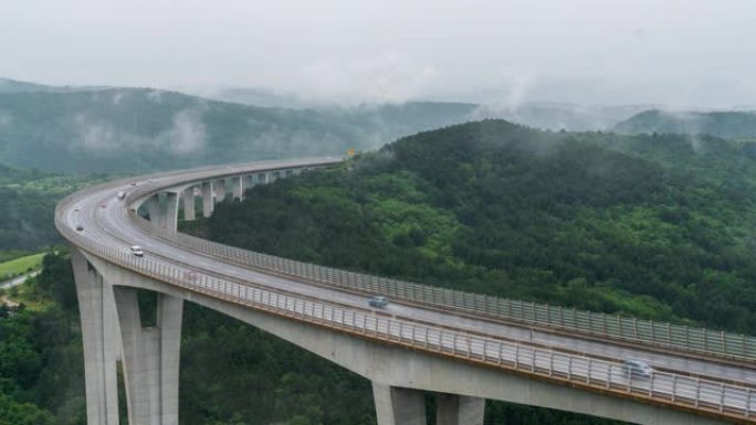 有雾高架桥上的T/L交通