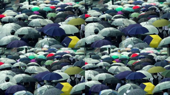 日本商人上午上班打伞下雨天